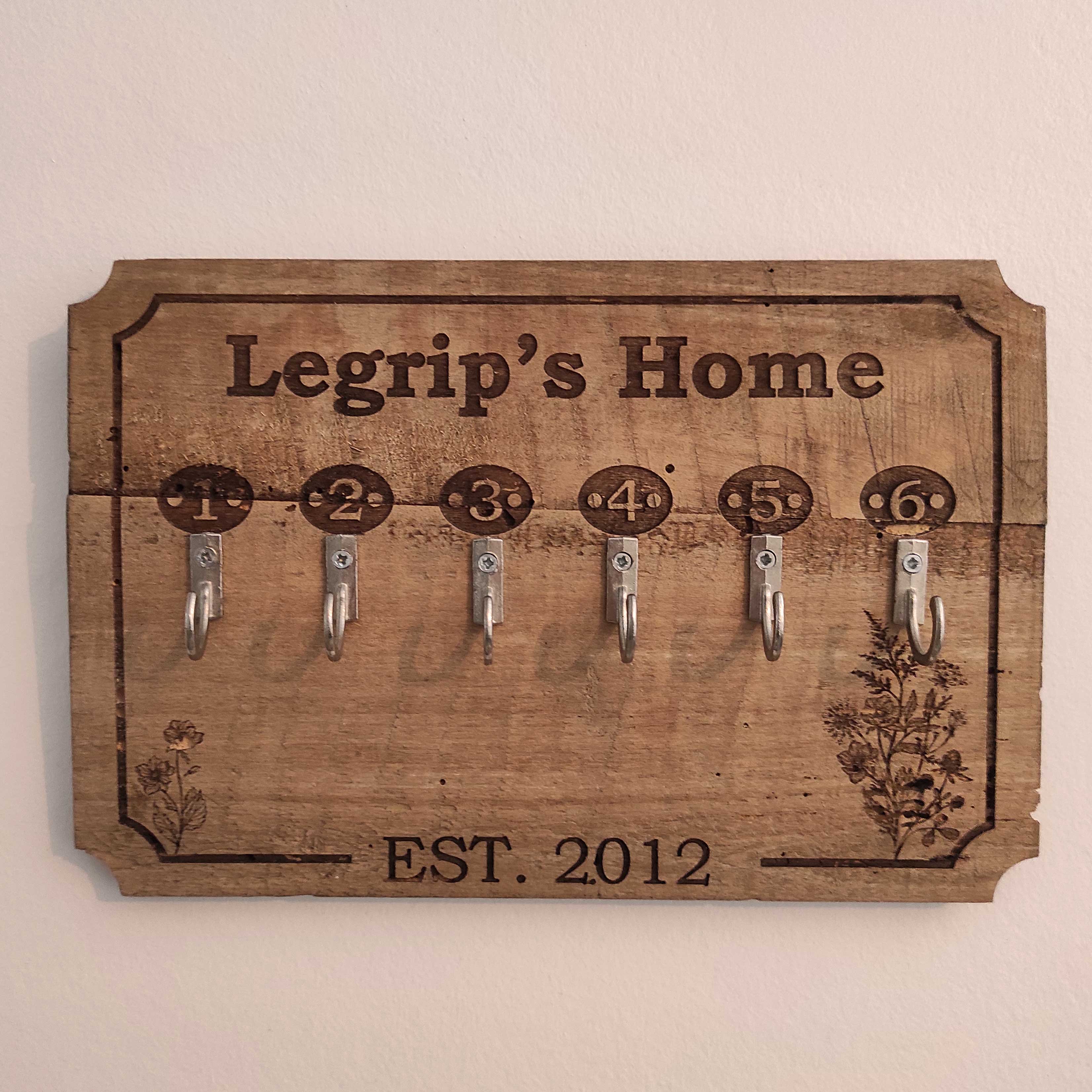 Porte-clés mural en bois découpé laser - Déco personnalisée Bressuire Accroche-clés artisanal gravure laser - Forge ta Marque